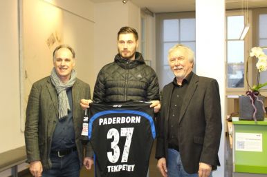 Das Trikot von Tekpetey hat das Kreismuseum mit allen Unterschriften,  vom Kapitän der Mannschaft Christian Strohdiek,  geschenkt bekommen.